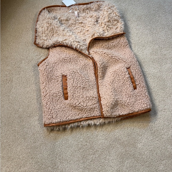 Wanna This Womens M Tan Asymmetric 2 Pocket So Soft Wooly Furry Satin Trim Vest - Picture 7 of 14